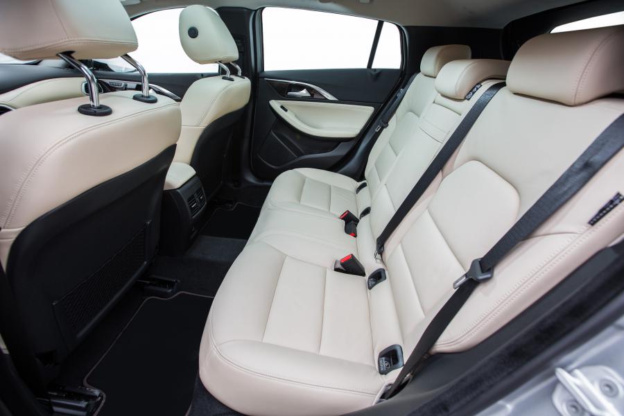 Интерьер Infiniti QX30 2.0t AWD 2016 года  (фото 4 из 30)